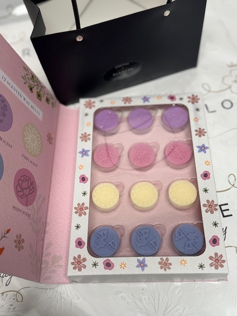 Wax Melts & Mini Bouquet in Handbag