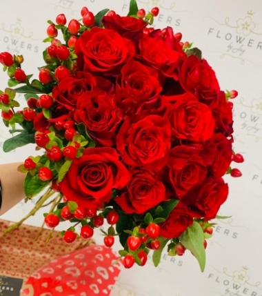 25 Red Roses & Berries