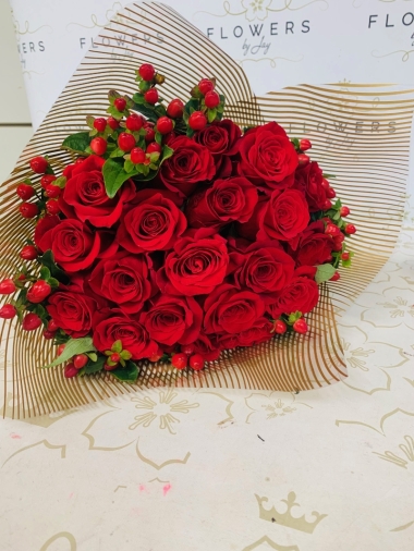 25 Red Roses & Berries