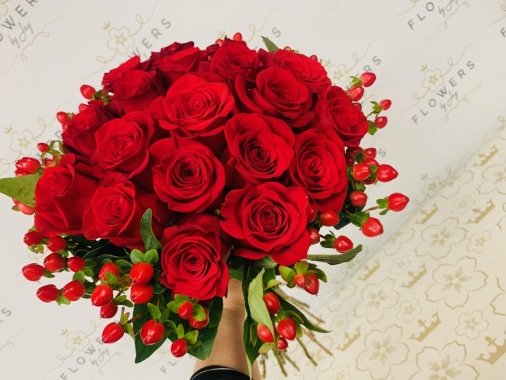 25 Red Roses & Berries